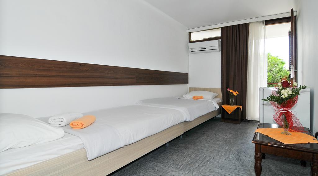 Hotel Kamelija Доня Ластва Екстериор снимка